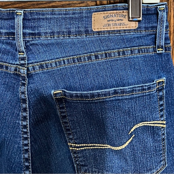 Levis Signature women modern capris, size 8, waist 29, smoke free, bundle & save - Picture 4 of 5